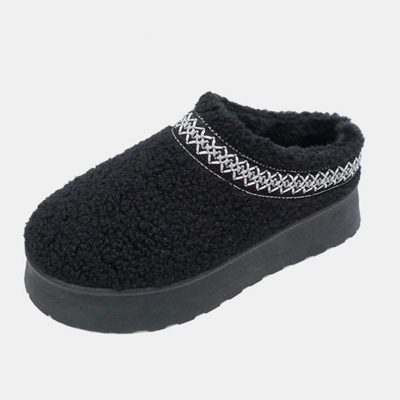 NWT WILD DIVA Black Sherpa Fleece Lined Chunky Platform Embroidered Clog Slipper - Picture 1 of 4